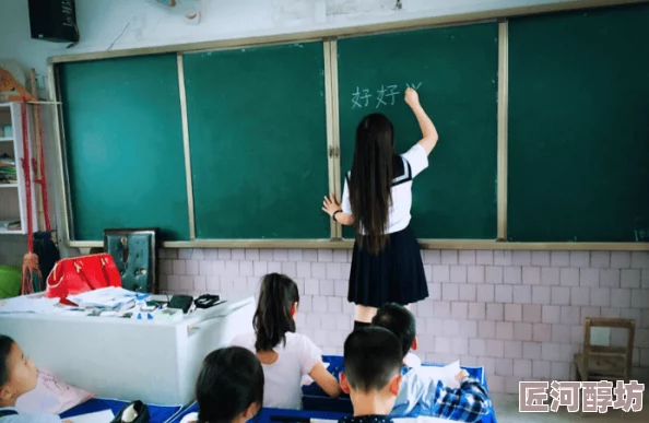 学生cao老师视频大全据传课堂气氛活跃学生私下反馈超棒